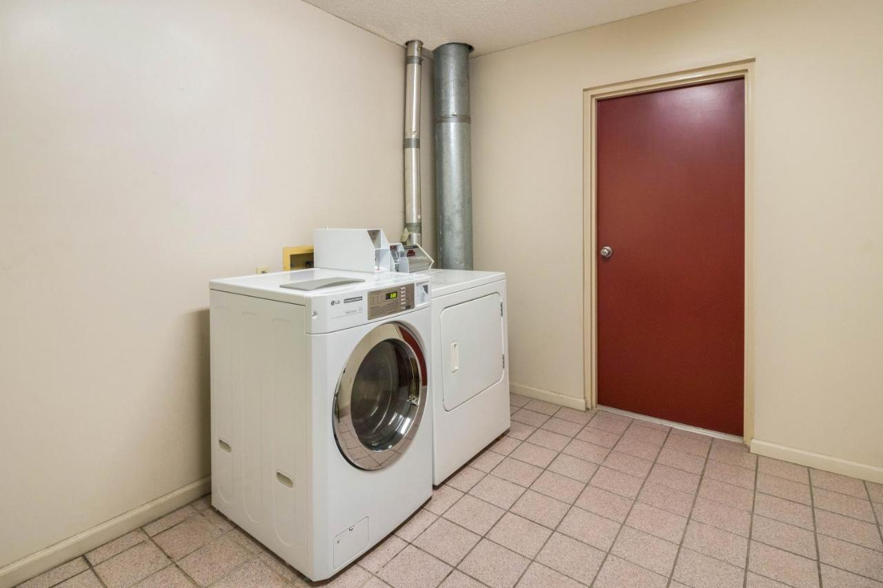 Red Roof Inn Кларксвил Екстериор снимка